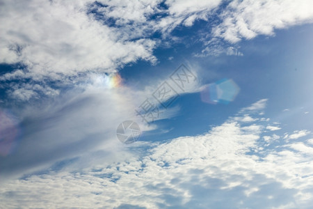 蓝天背景与云彩明亮的美丽气象图片