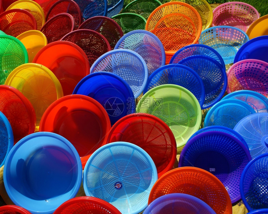 农村户外在露天名气市场举行多彩的塑料篮子展示以亮色回收产品空气图片