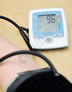 压力用于测量手掌血压的仪表器Closhupshot关心脉冲图片