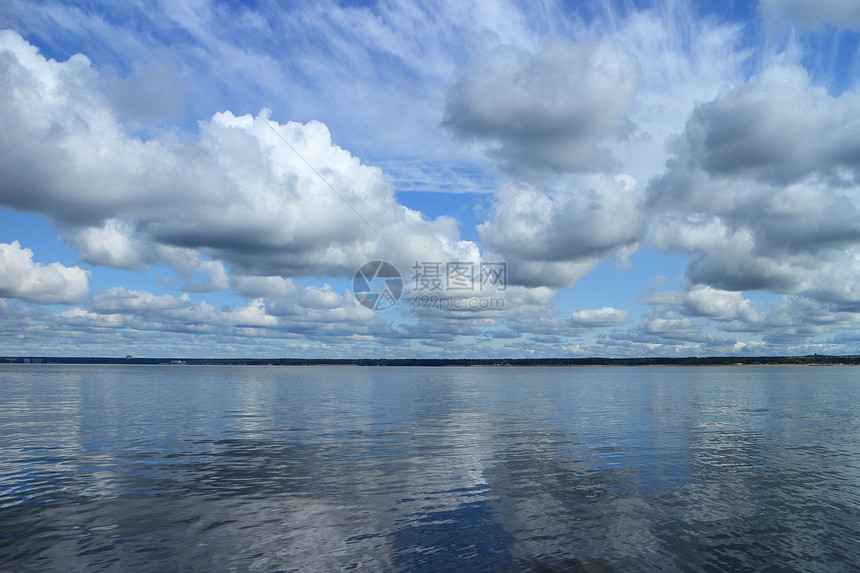 自然海水全景中反射的积云层风天堂蓝色的图片