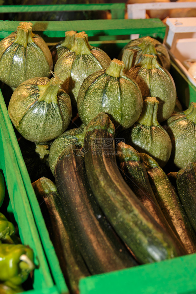 库尔热市WoodenBox市场内绿Zucchini集团成熟食用素主义者图片