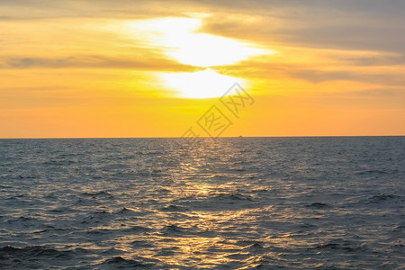 闪电美丽的日出在海面水天空图片