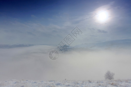 俄罗斯北高加索山上云层的移动俄罗斯北高加索方旅游最佳图片