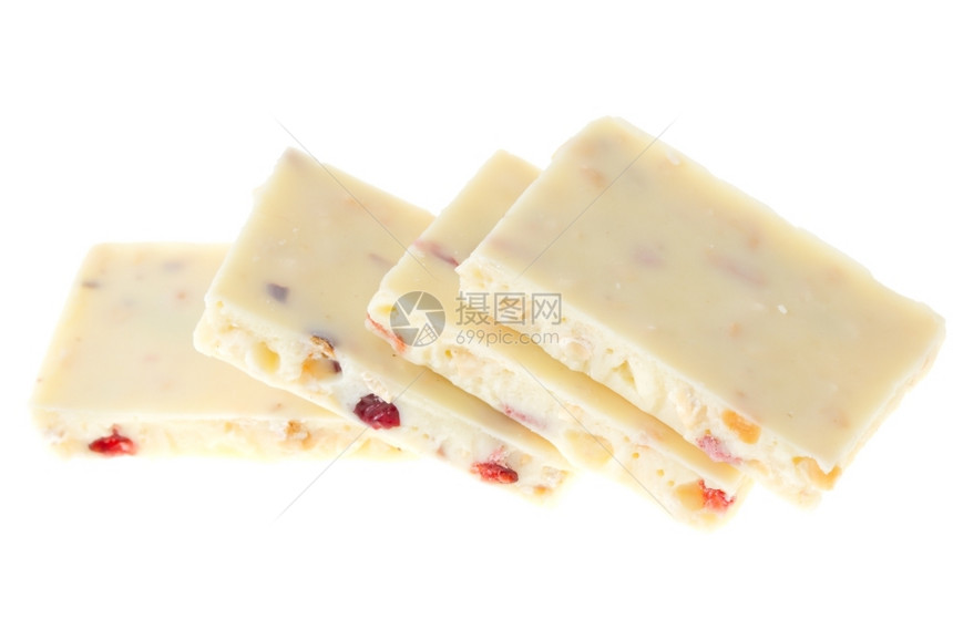 产品白巧克力和草莓在白色上隔离糖果排图片