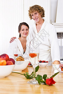 卷曲人们小情侣在节吃早餐在柜台一个舒适的厨房里新鲜图片
