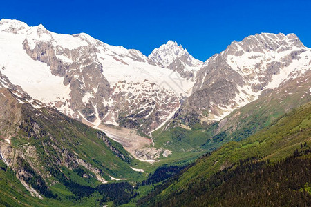 俄罗斯高加索地区山的春季风景俄罗斯欧洲夏天春图片