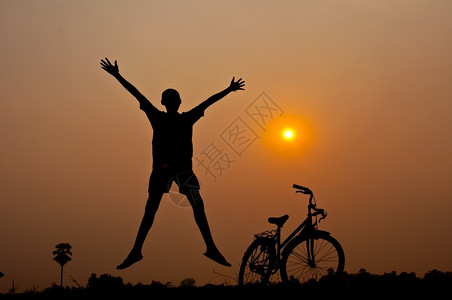 骑自行车的人成就由男孩骑行车快乐的脚踏图片