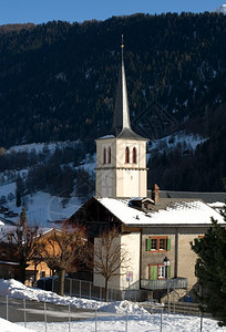 尖顶瑞士一个小村庄的座高山教堂果断的建筑学图片