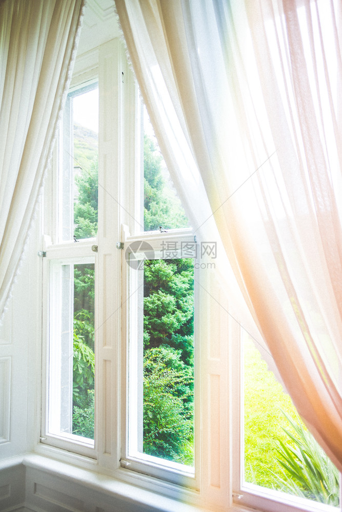 古董风格窗口有微妙的白色窗帘优雅天经典的图片