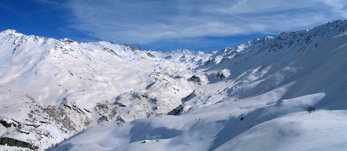 冬季全景观下雪的高山图片