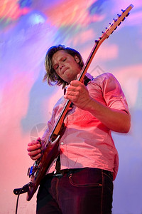 娱乐音家蓝色的会独唱时一个吉他手的近身背景图片