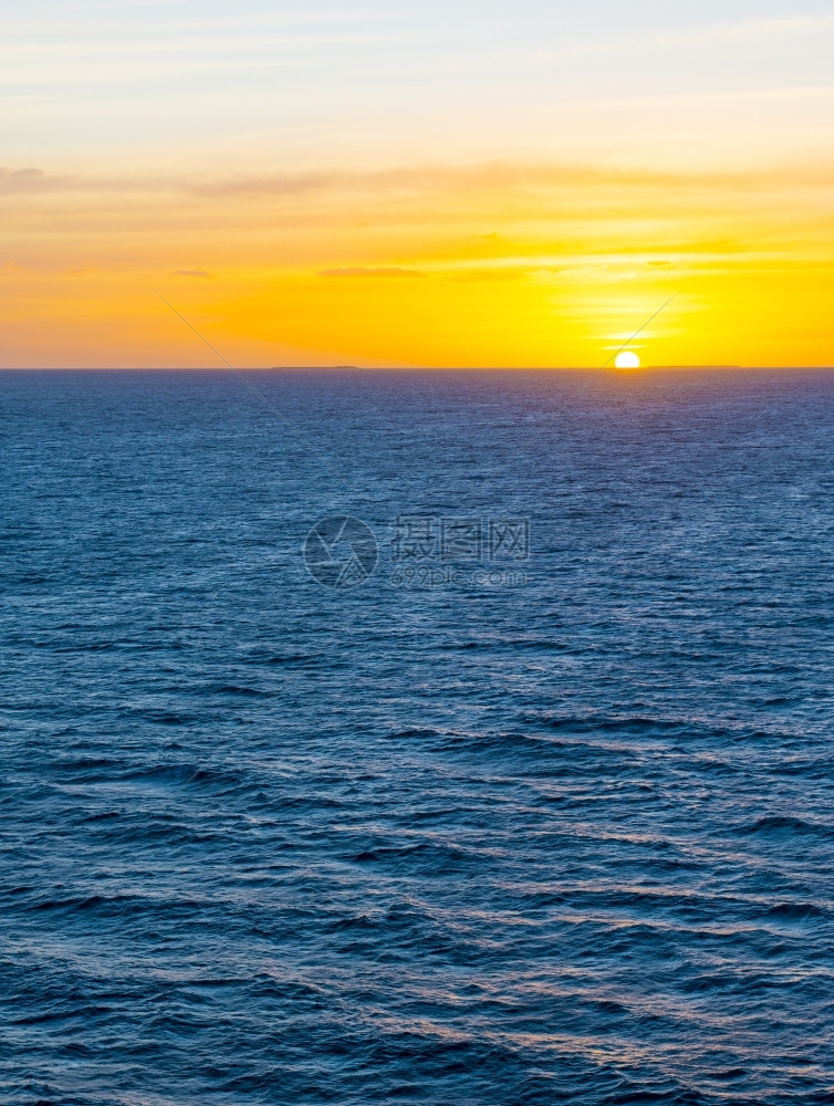 户外黎明海面上日落平线直和温柔的海洋波浪云图片