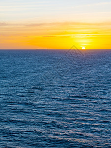 户外黎明海面上日落平线直和温柔的海洋波浪云图片