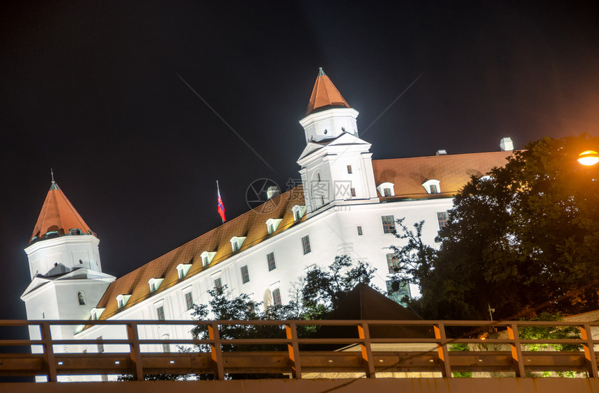 正方形河春天斯洛伐克布拉迪发城堡夜景图片