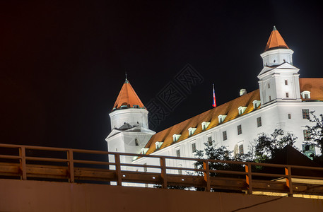 首都斯洛伐克布拉迪发城堡夜景春天际线图片