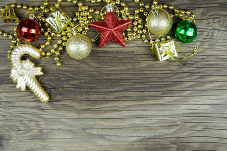 喜庆的带有复制空间旧木背景圣诞装饰品木制的钟图片