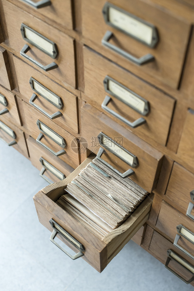 在档案库中旧打开的木制抽屉棕色记录参考图片