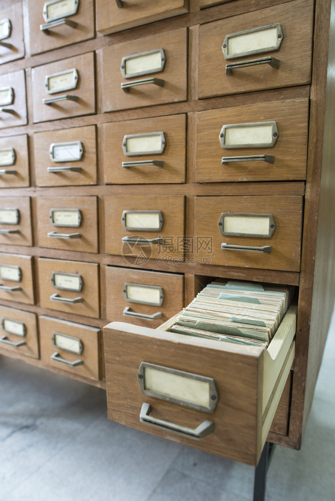 指数文件在档案库中旧打开的木制抽屉教育图片