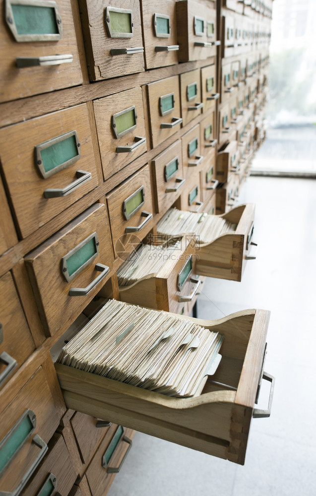 棕色的在档案库中旧打开的木制抽屉贮存图书馆图片