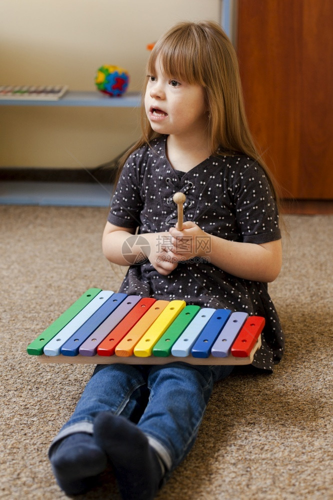 抽象的水果身体女孩有综合症玩多彩的xylophone游戏图片