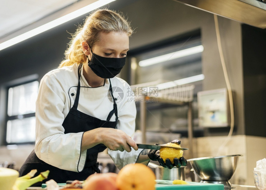 花朵身体最佳带面具切水果的女厨师图片