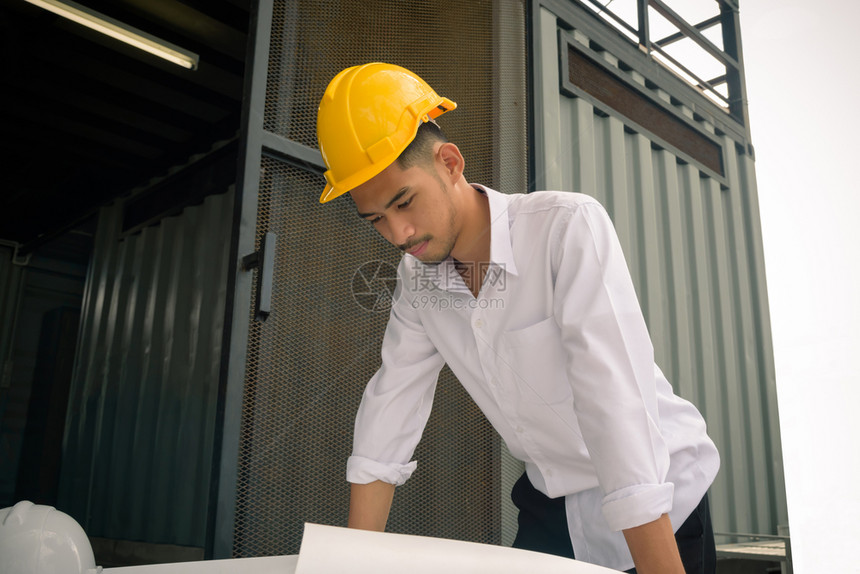 专业的男人白色建筑工地大楼中的年轻青亚洲工程师白衬衫和安全头盔图片