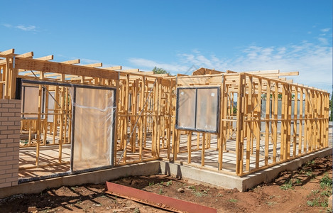 木制的材建新住宅筑房屋以蓝天为基准托梁图片