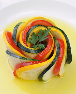 开胃菜被扭曲成螺旋状黄瓜番茄和酱汁的螺旋状一种素食主义者低卡路里图片