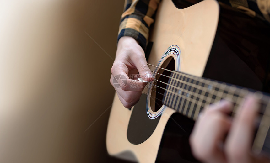 声音快乐的玩吉他近距离摄影机的青年男声学吉他游戏木头图片