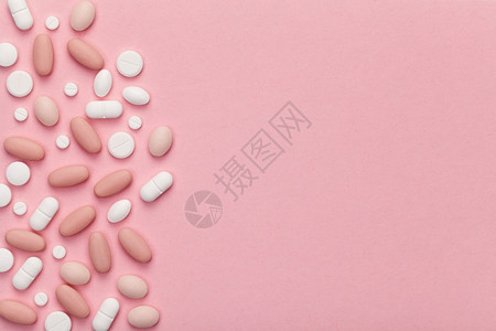 粉色背景下的胶囊药品图片