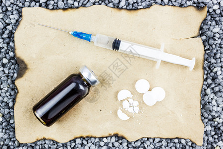 在老克拉夫纸上用药保健物使用和医疗白色的药丸图片