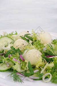 生的阿鲁古拉沙加黄瓜和蛋芝麻菜低卡路里图片