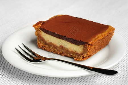 餐厅美食可口盘上巧克力蛋白糕加甜点叉式巧克力苏打蛋糕图片