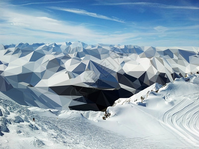 顶峰旅行高度在滑雪胜地上倾斜背景是低聚山图片