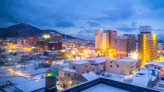 日本冬季城市夜晚雪景图片