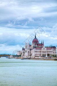 匈牙利布达佩斯议会大厦当天阴云欧洲多瑙河目的地图片
