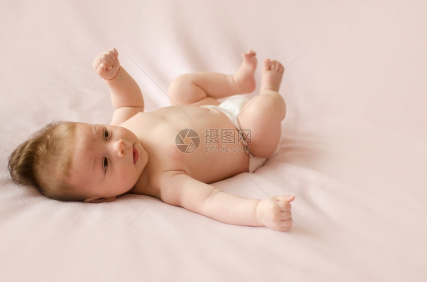 肚子新生婴儿可爱的两个月大女婴躺在粉红色毯子背上图片