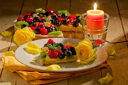 黑莓由花瓣派和蜡烛光组成的馅饼构浪漫照片蓝莓图片
