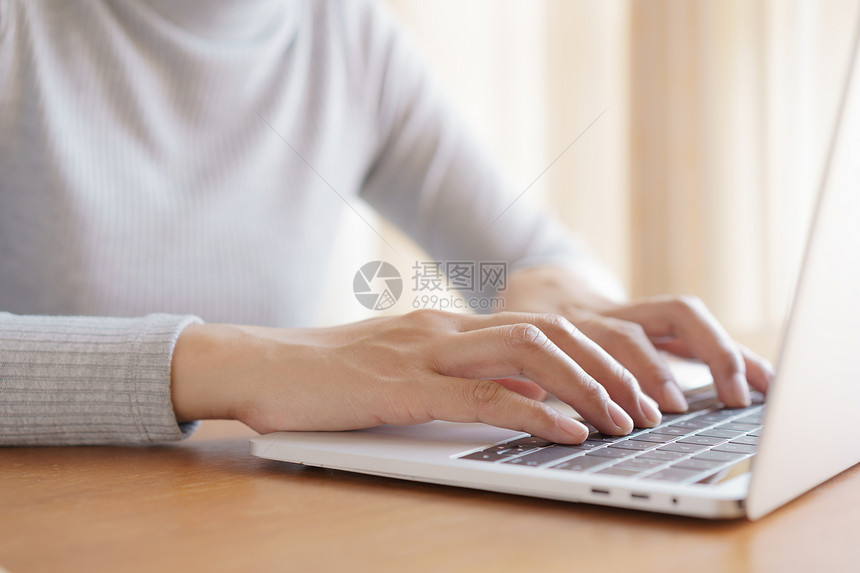 手使用笔记本电脑的亚洲妇女商业在办公室用笔记本工作人们淑女图片