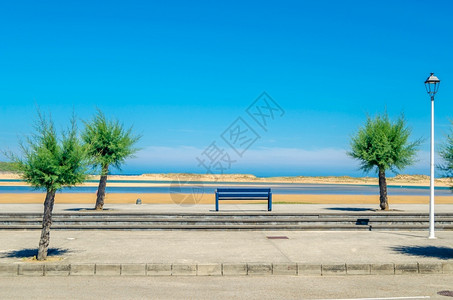 海岸线在西班牙北部坎塔布里亚莫格罗村的Usil海滩上俯视Usil海滩的列车前班子水长凳背景图片