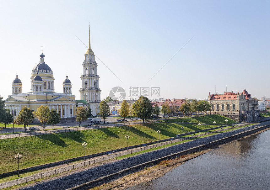 钟圆顶叉俄罗斯雅拉夫地区Rybinsk与彼得和保罗大教堂的伏尔加堤岸图片