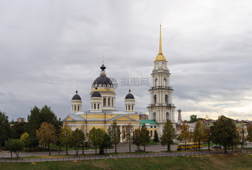 旅行俄罗斯雅拉夫尔地区Rybinsk的Volga堤岸上的东正教彼得和保罗堂塔伏尔加图片