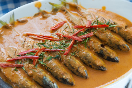 含有辣椒和香料的鱼汤主要组成白饭印度人晚餐图片