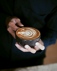 经过咖啡拿铁的艺术制作由酒吧咖啡拿铁的艺术制作浓咖啡饮料图片