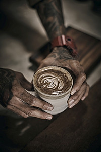 杯子咖啡拿铁的艺术制作由酒吧咖啡拿铁的艺术制作经过食物图片
