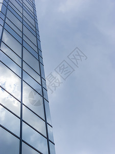 现代的多云天空映在高楼玻璃墙多云天空映在高楼玻璃墙堵塞窗户图片