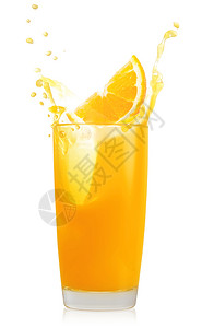 明亮的食物橙汁杯子带有喷花和在白底边隔离的橙片汁杯子含有喷洒和橙片背景图片