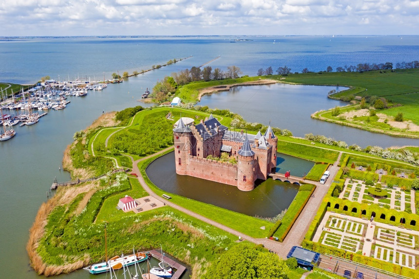 历史文化来自荷兰IJsselmeer的中世纪Muiderslot城堡的空中飞机塔图片