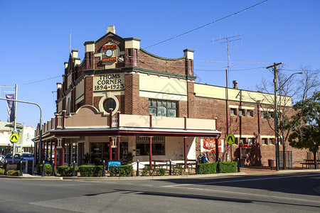 龙腾世纪审判ThomsCorner是一个大型的两家商店铺有脸砖外墙和地底小商店于20世纪初193年在澳大利亚新南威尔士西怀亚隆建造龙复杂的汤背景