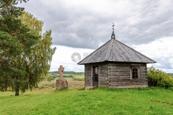 预订俄罗斯普什金基耶戈里保留地Savkin山顶的木小教堂和石十字桦木图片